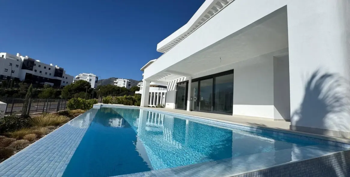 Продажа  отдельно стоящей виллы в Fuengirola 33