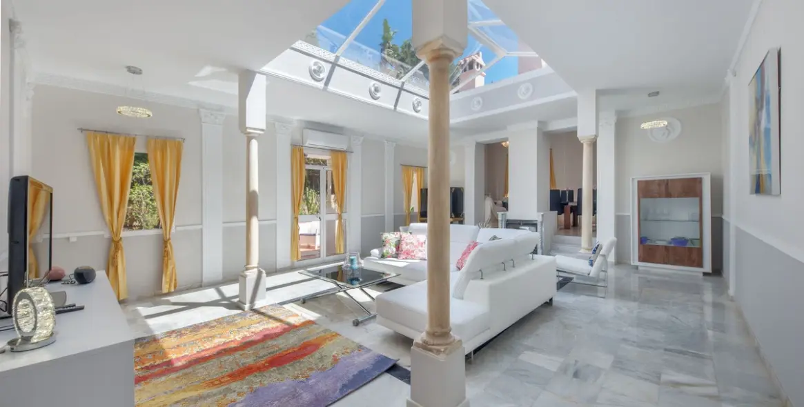 Продажа  отдельно стоящей виллы в Marbella East (район Hacienda Las Chapas) 1