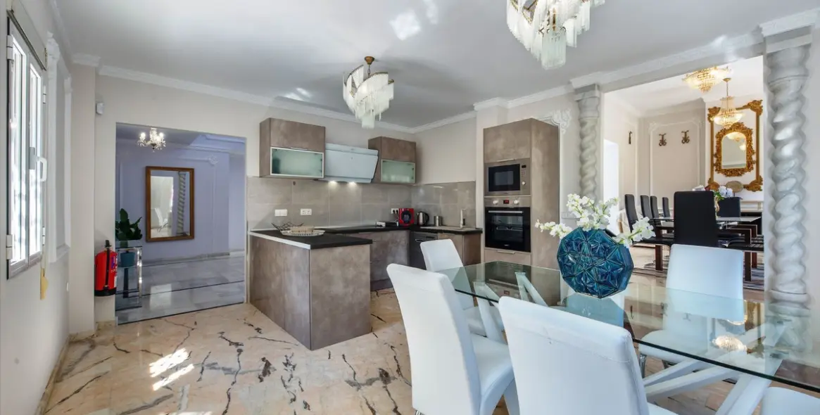 Продажа  отдельно стоящей виллы в Marbella East (район Hacienda Las Chapas) 3