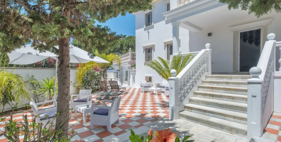 Продажа  отдельно стоящей виллы в Marbella East (район Hacienda Las Chapas) 4