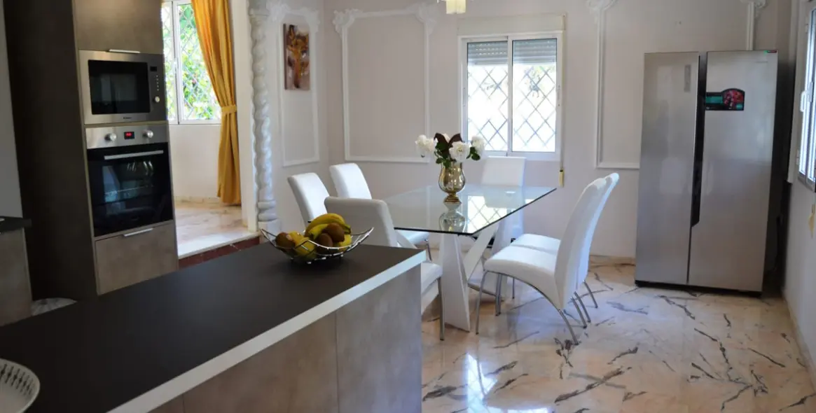 Продажа  отдельно стоящей виллы в Marbella East (район Hacienda Las Chapas) 5