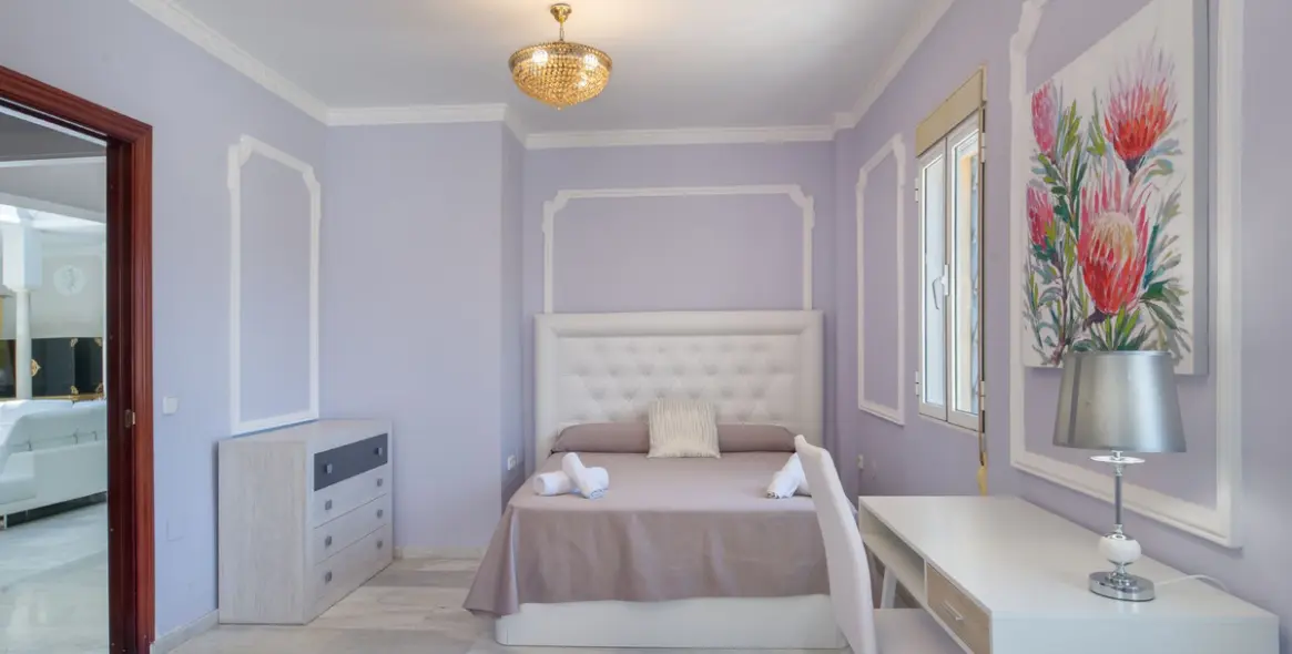 Продажа  отдельно стоящей виллы в Marbella East (район Hacienda Las Chapas) 9