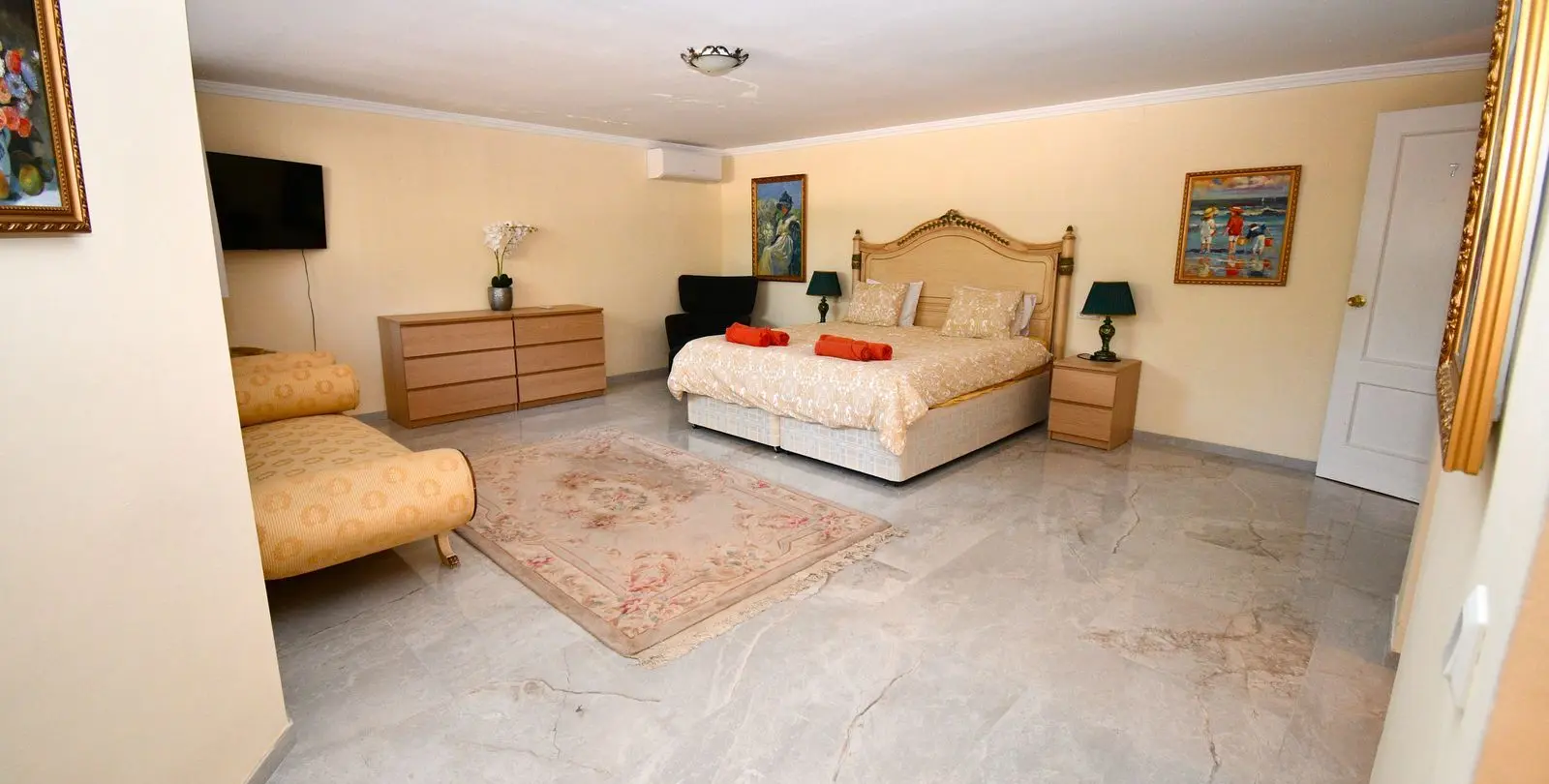 Sale of detached villa in Mijas Golf 70