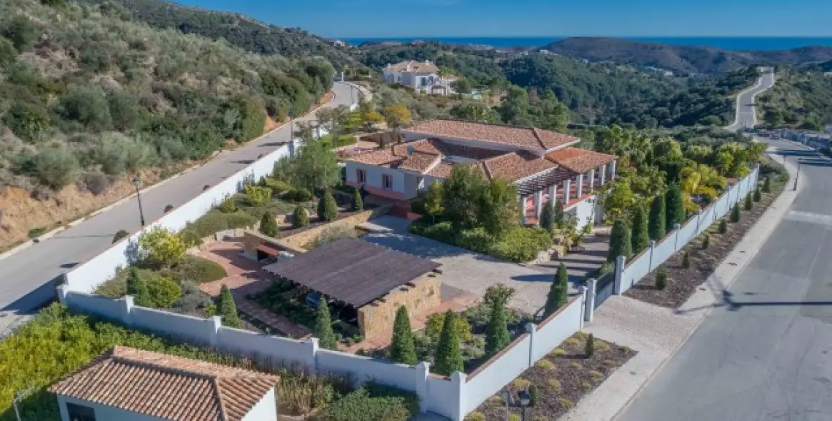 Продажа  отдельно стоящей виллы в Benahavís (район Benahavís) 1