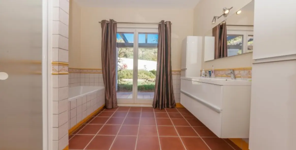 Продажа  отдельно стоящей виллы в Benahavís (район Benahavís) 14