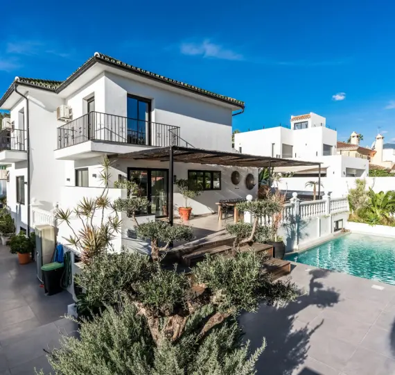 Sale of detached villa in Nueva Andalucía