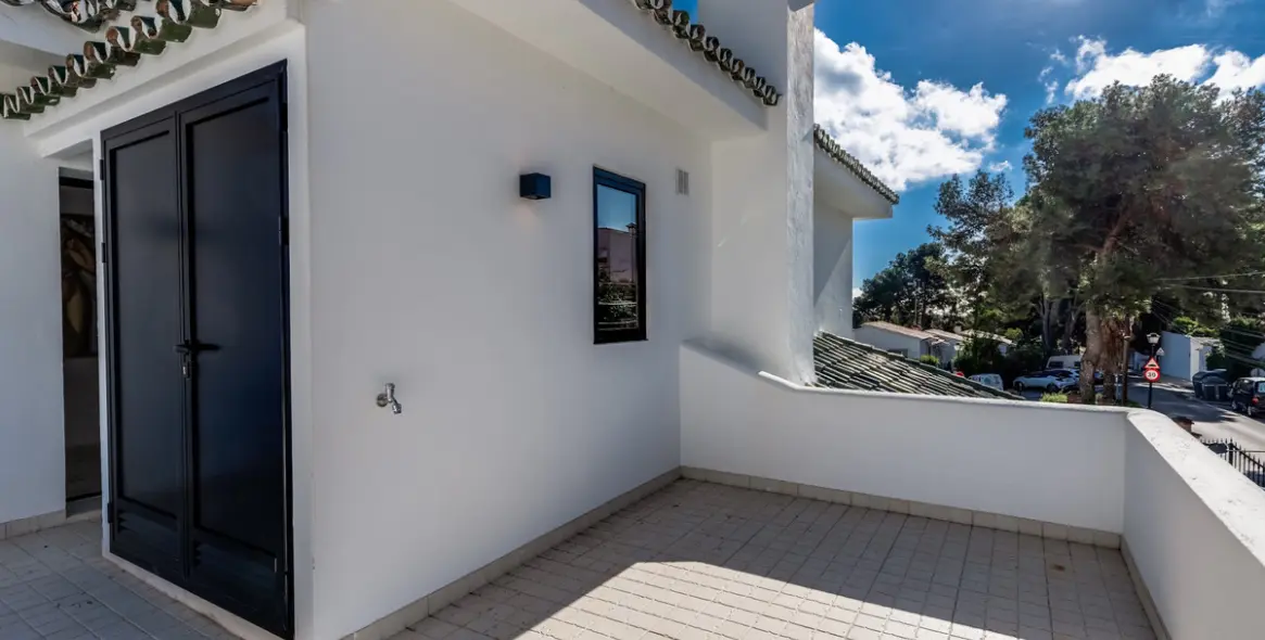 Продажа  отдельно стоящей виллы в Nueva Andalucía 33