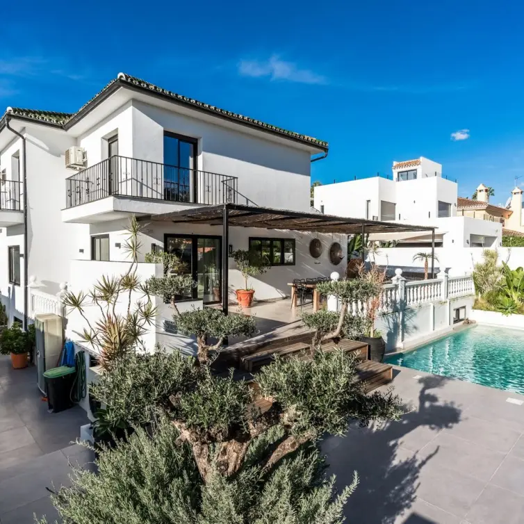 Sale of detached villa in Nueva Andalucía