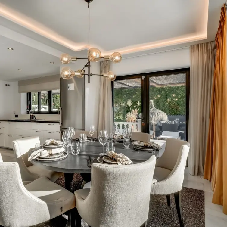 Sale of detached villa in Nueva Andalucía