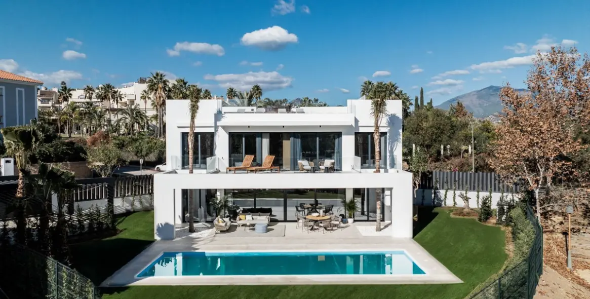 Продажа  отдельно стоящей виллы в El Paraiso 26