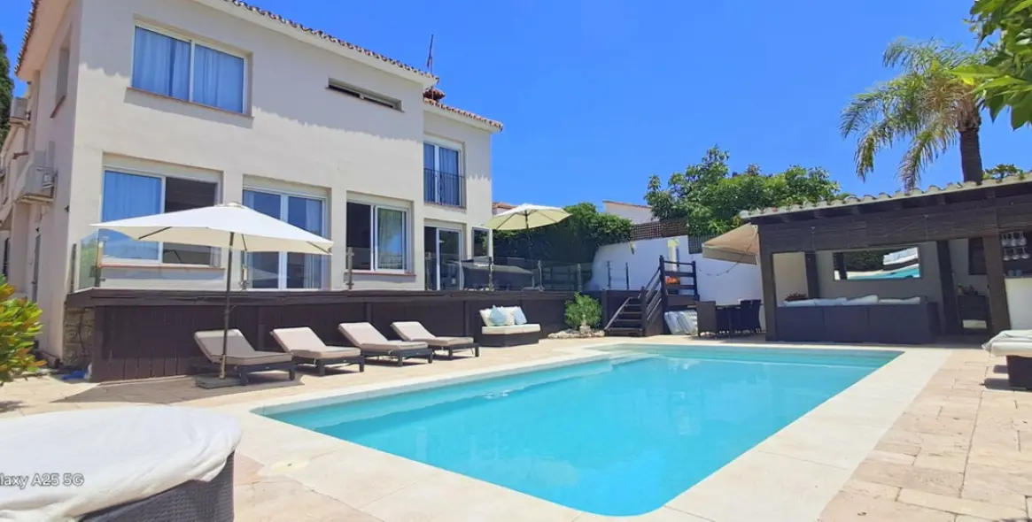 Продажа  отдельно стоящей виллы в Marbella 1