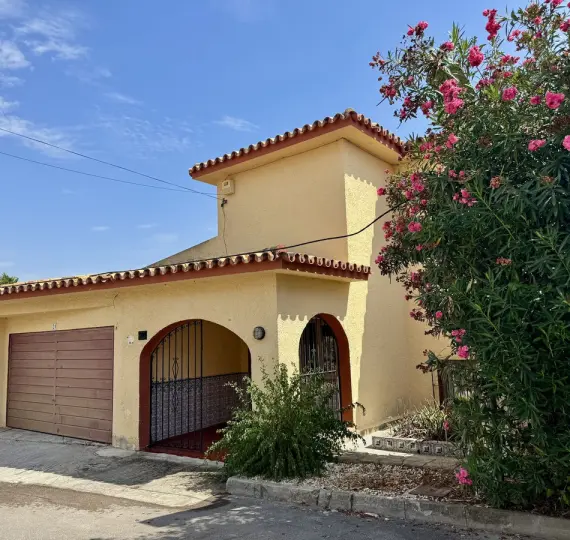 Sale of detached villa in Estepona