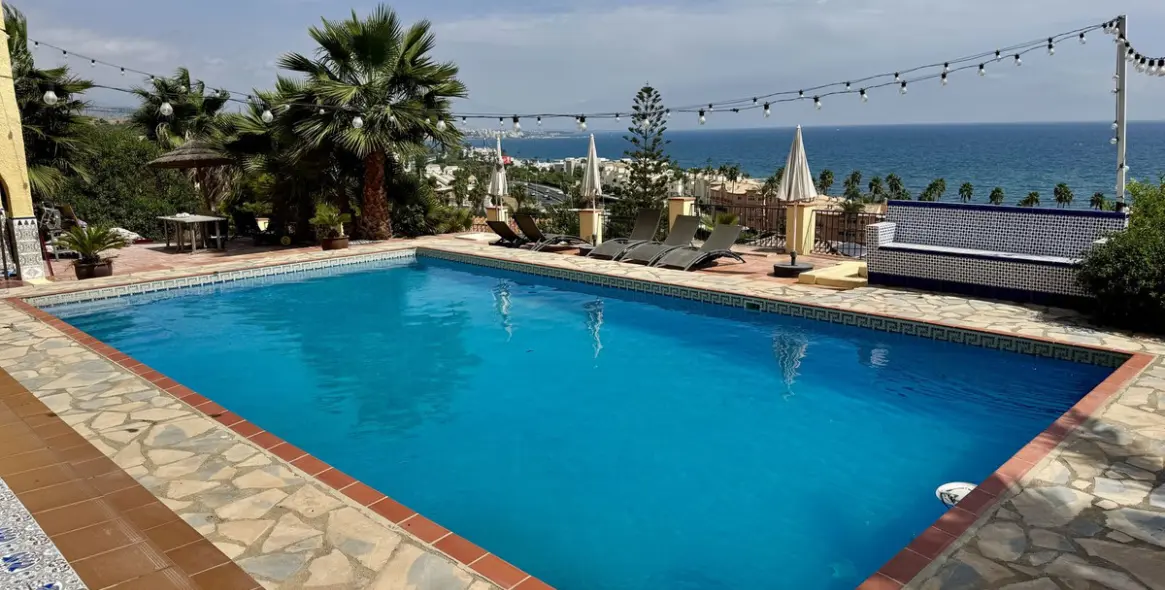 Sale of detached villa in Estepona 2
