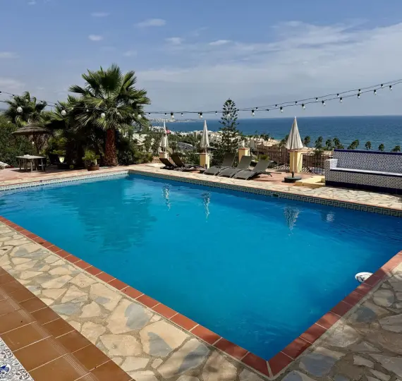 Sale of detached villa in Estepona