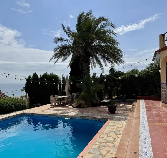 Sale of detached villa in Estepona