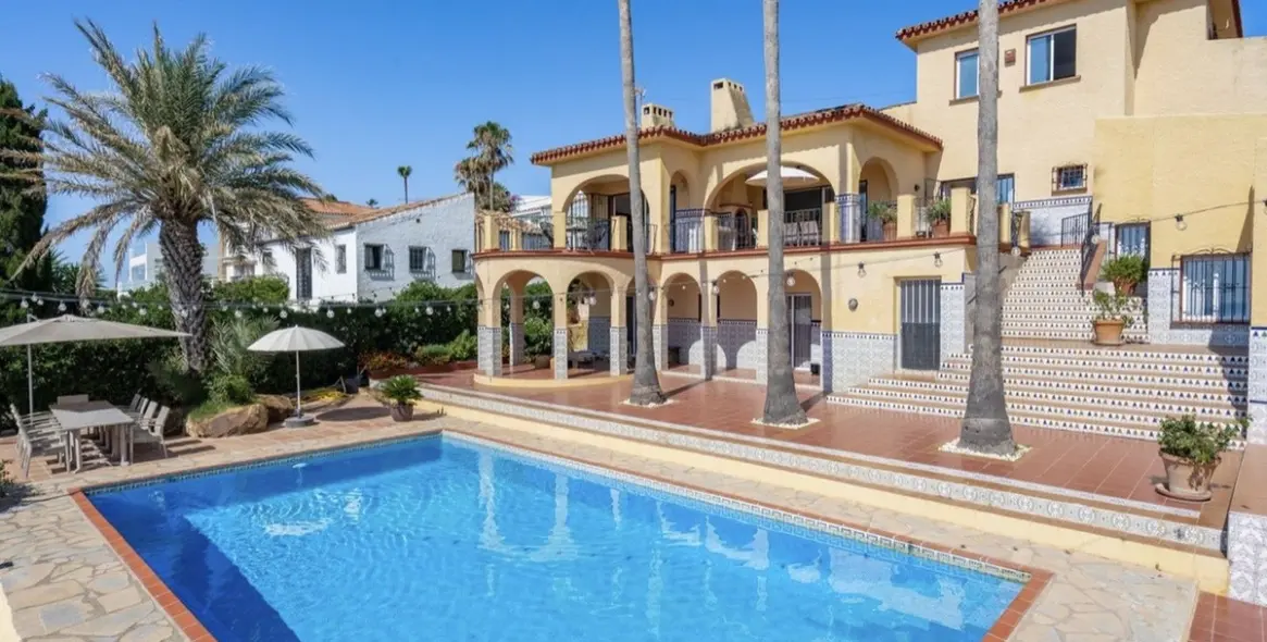 Продажа  отдельно стоящей виллы в Estepona 1