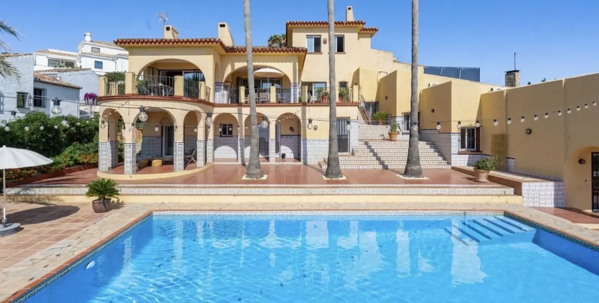 Продажа  отдельно стоящей виллы в Estepona 2