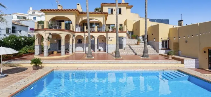 Venta de villa independiente en Estepona 1