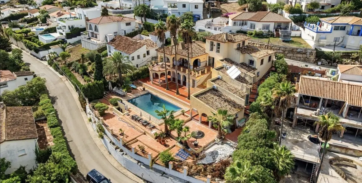 Продажа  отдельно стоящей виллы в Estepona 28