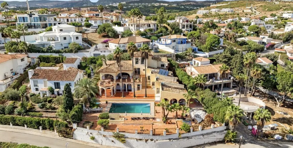 Продажа  отдельно стоящей виллы в Estepona 29