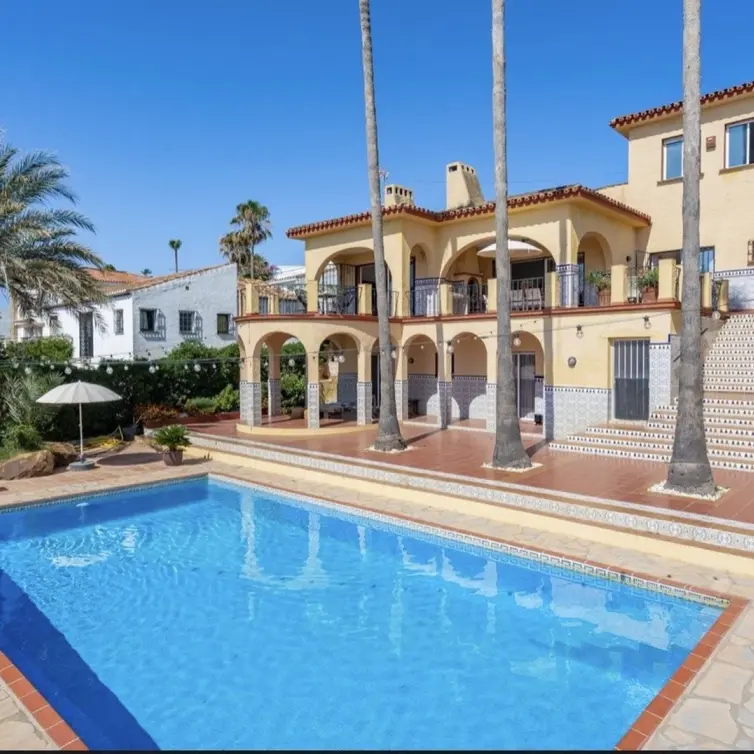 Продажа  отдельно стоящей виллы в Estepona