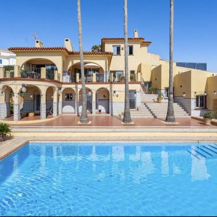 Продажа  отдельно стоящей виллы в Estepona
