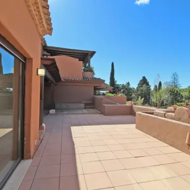 Sale of penthouse in Guadalmina Baja