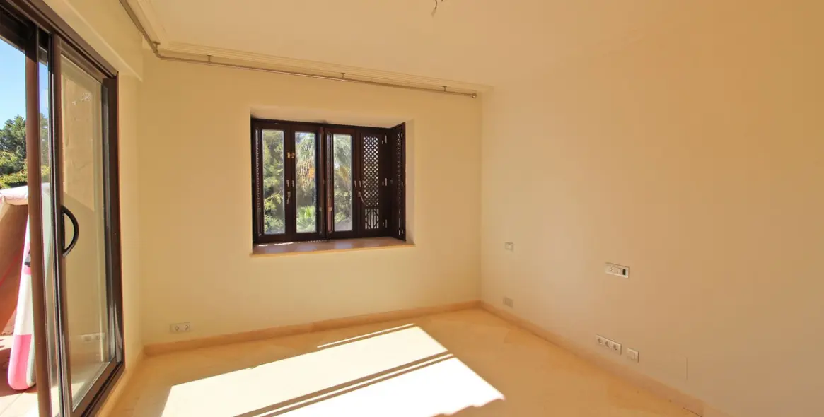 Sale of penthouse in Guadalmina Baja 10