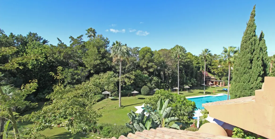 Sale of penthouse in Guadalmina Baja 14