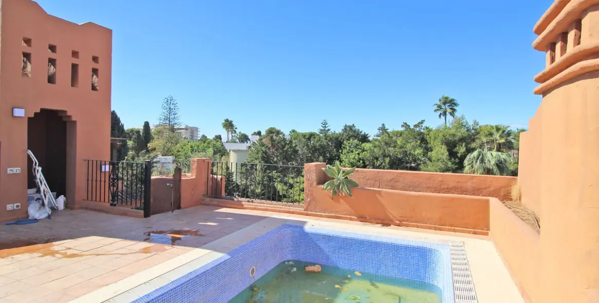 Sale of penthouse in Guadalmina Baja 16