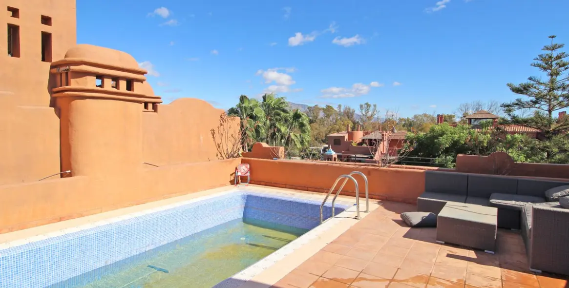 Sale of penthouse in Guadalmina Baja 17