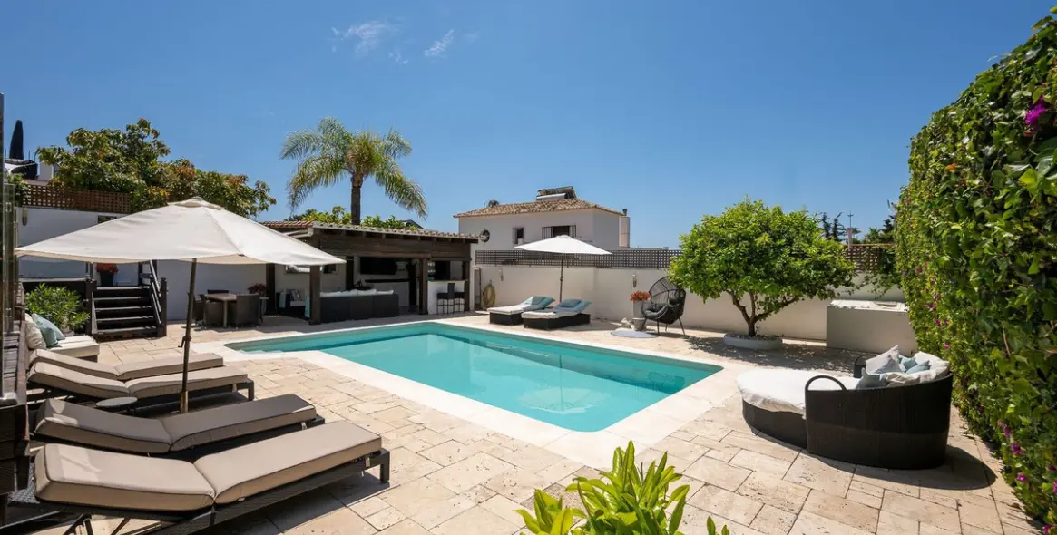 Venta de villa independiente en Marbella East (distrito Río Real) 2