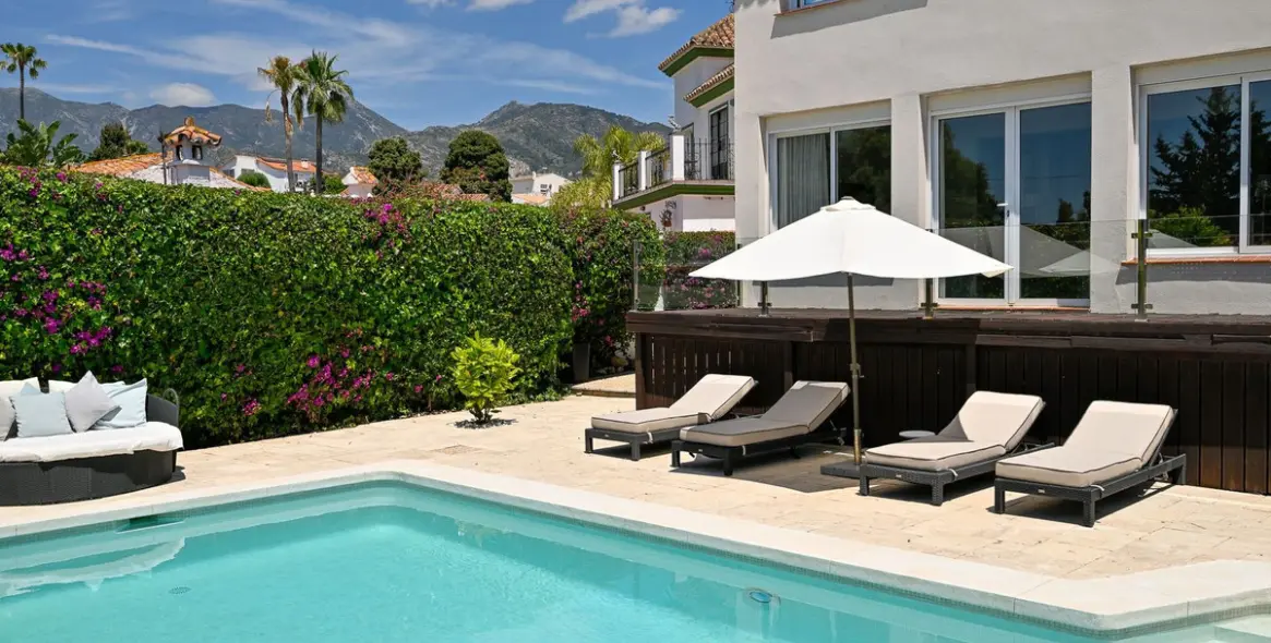 Продажа  отдельно стоящей виллы в Río Real 11