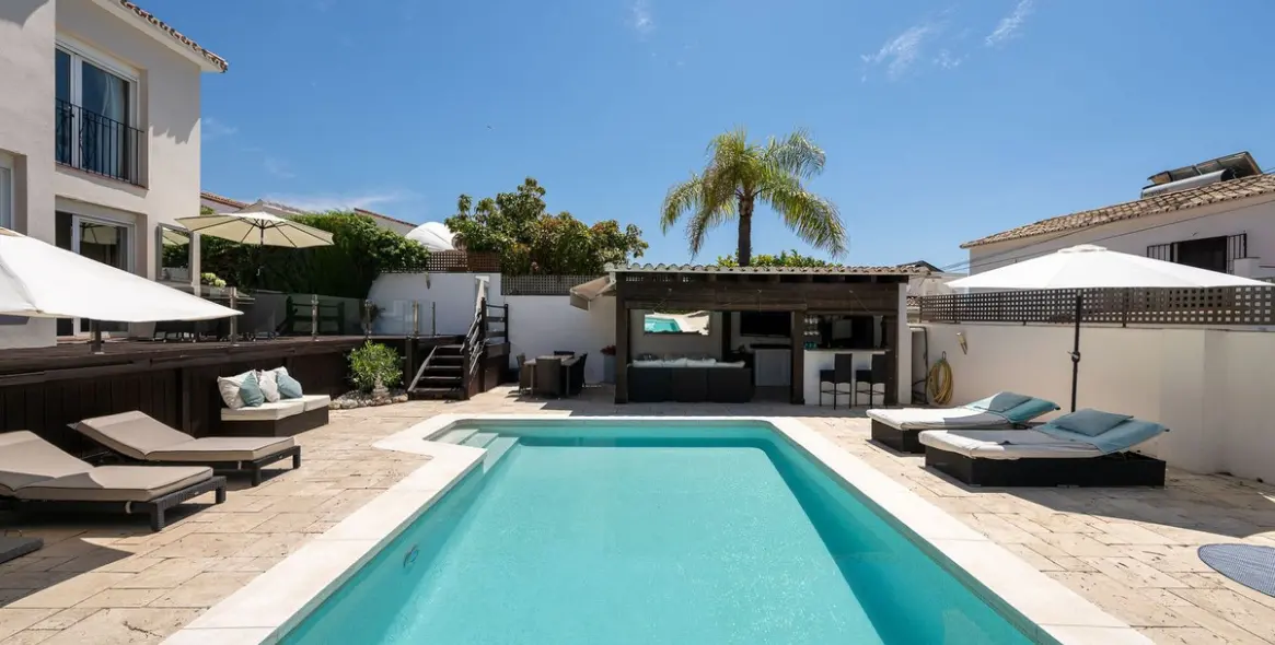 Продажа  отдельно стоящей виллы в Río Real 13