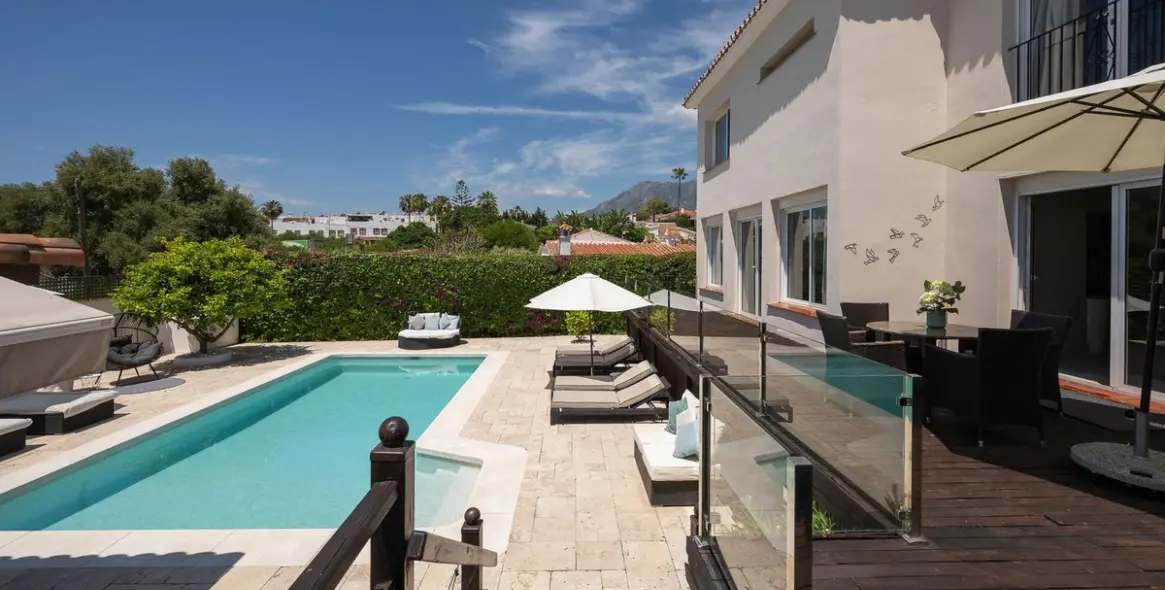 Продажа  отдельно стоящей виллы в Río Real 14