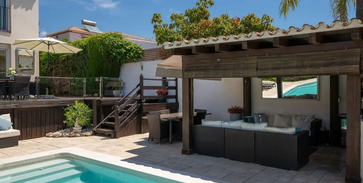 Продажа  отдельно стоящей виллы в Río Real 15