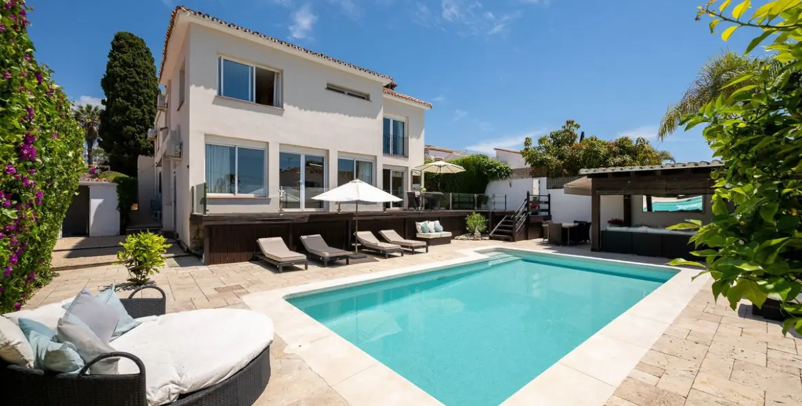 Продажа  отдельно стоящей виллы в Río Real 16