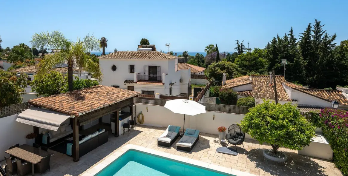 Продажа  отдельно стоящей виллы в Río Real 17