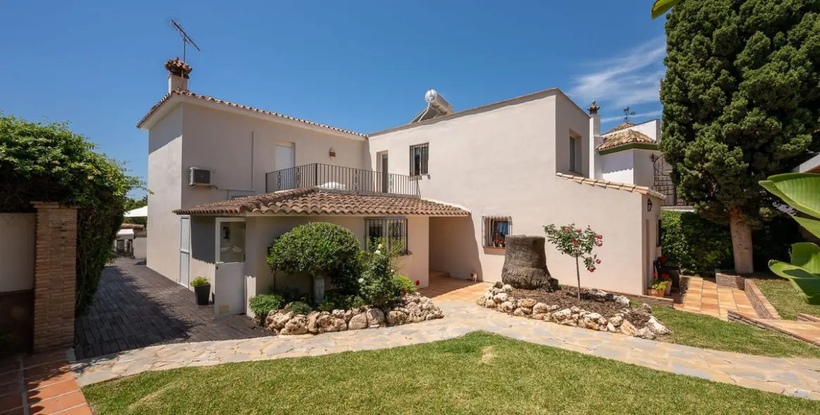 Продажа  отдельно стоящей виллы в Río Real 18