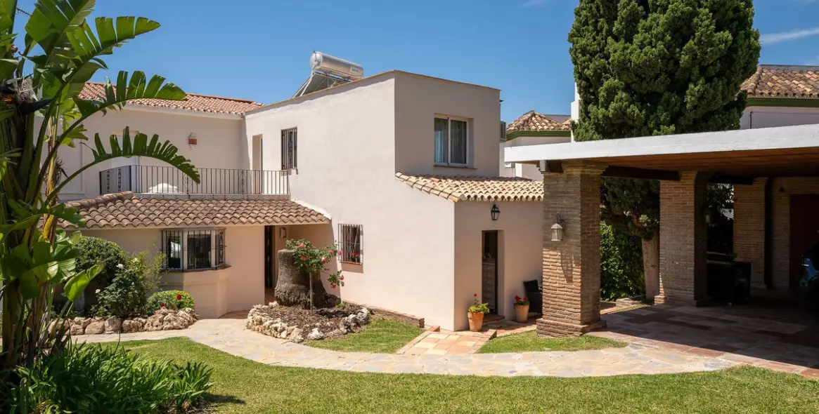 Продажа  отдельно стоящей виллы в Río Real 19