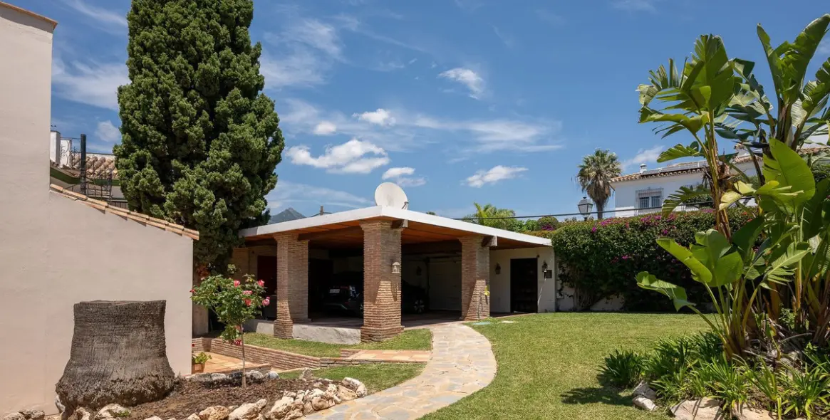 Sale of detached villa in Río Real 21