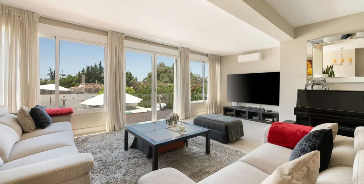 Sale of detached villa in Río Real 23