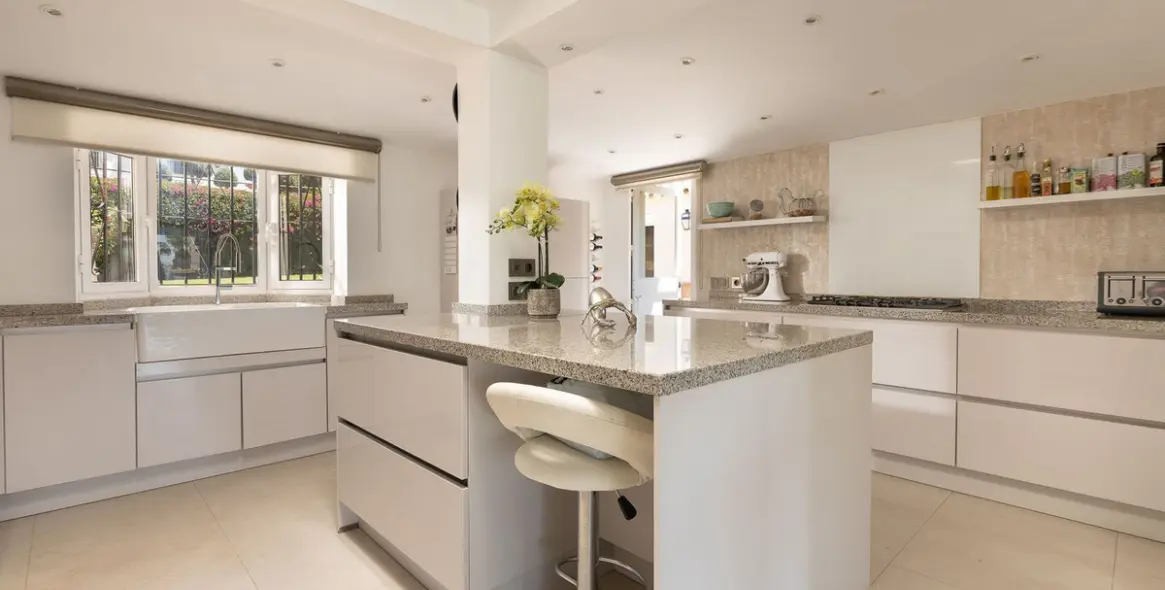 Sale of detached villa in Río Real 27