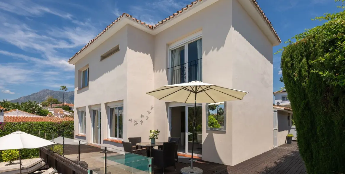 Sale of detached villa in Río Real 43