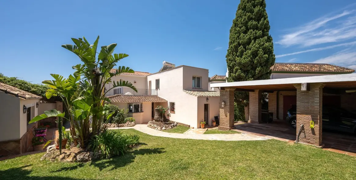 Sale of detached villa in Río Real 45