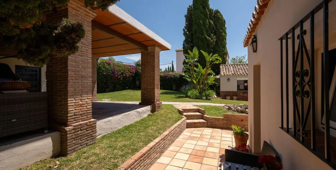 Sale of detached villa in Río Real 49