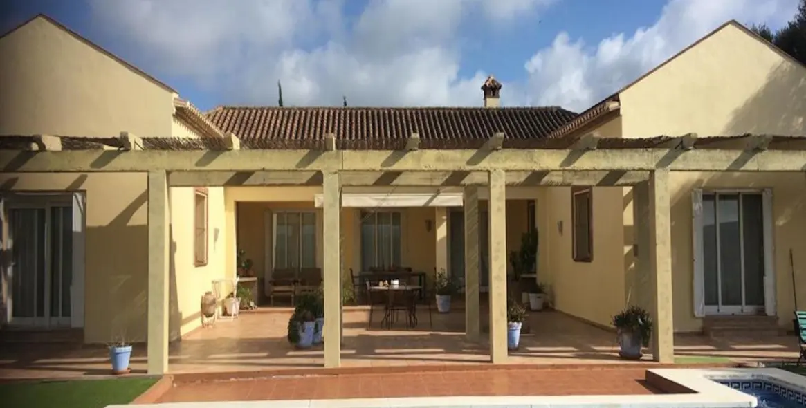 Продажа  отдельно стоящей виллы в San Martín de Tesorillo 3