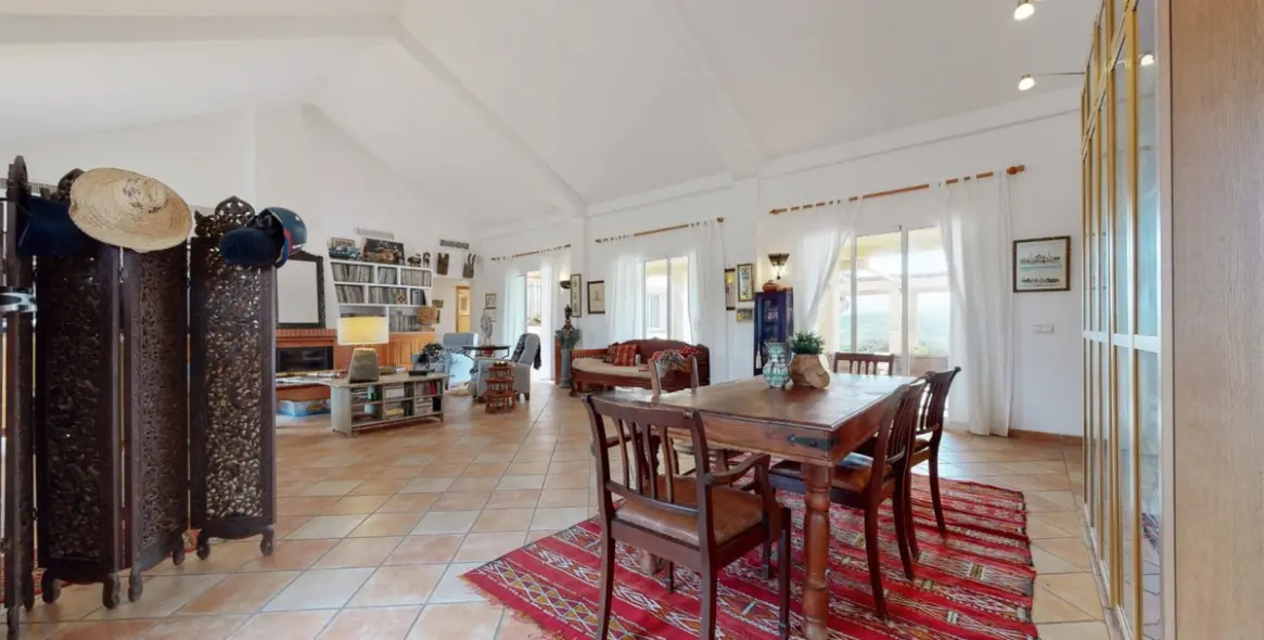 Продажа  отдельно стоящей виллы в San Martín de Tesorillo 12