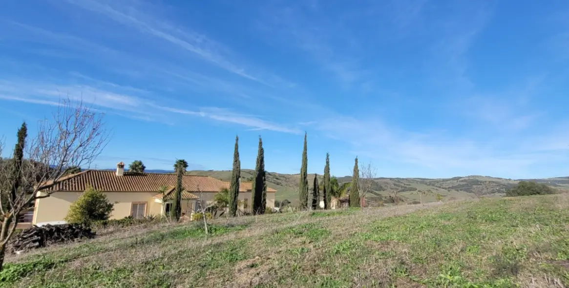 Продажа  отдельно стоящей виллы в San Martín de Tesorillo 13