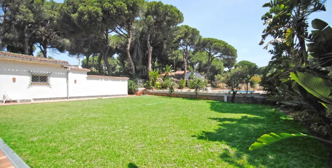 Продажа  отдельно стоящей виллы в Marbella East (район Elviria) 2